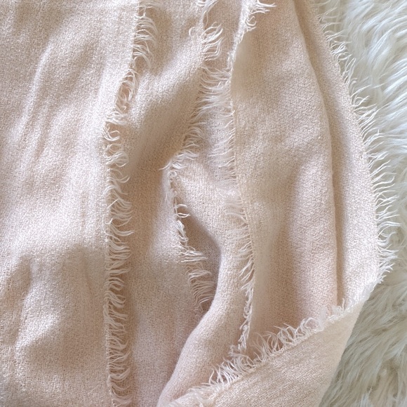 Shiraleah Chicago Tate Blanket Scarf in Blush - Picture 5 of 6